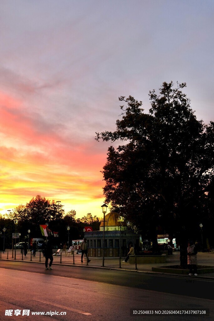 黄昏街道旁的绚烂天空