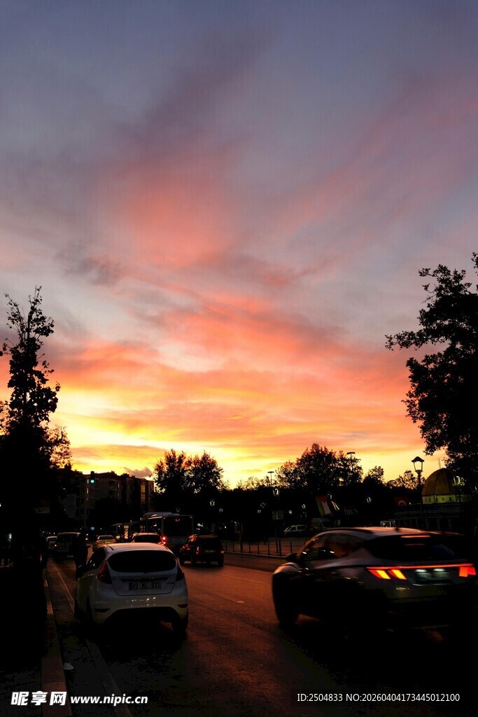 黄昏街道上的绚烂天空美景