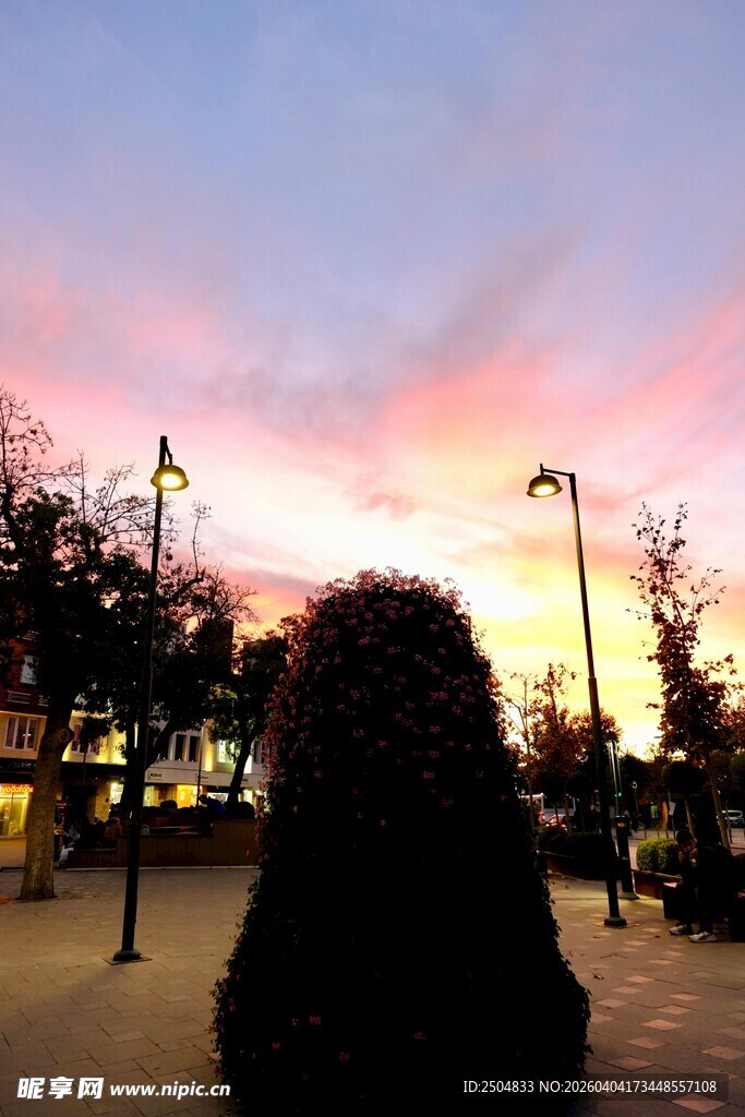 夕阳下的城市剪影