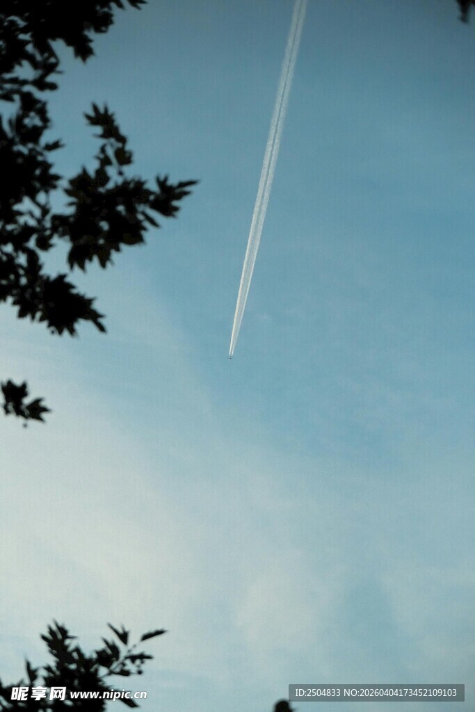 天空中飞机留下的白色尾迹