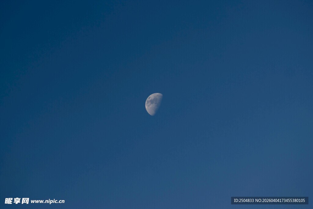 夜空中的弯弯月牙