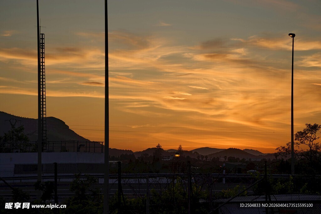 夕阳下的城市与远山景色