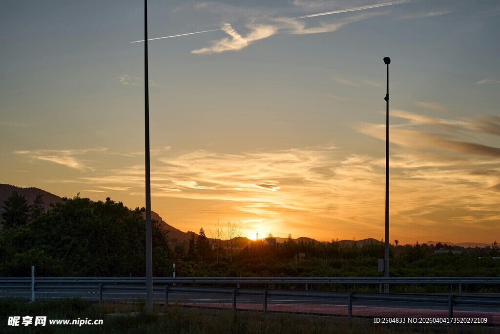 公路边的绝美日落景象
