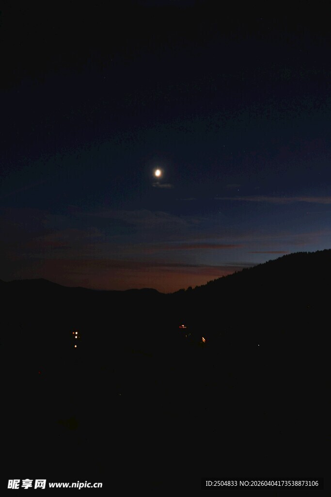 夜幕下的山景与天际微光