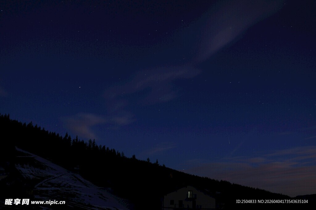 夜幕下的山峦与天空