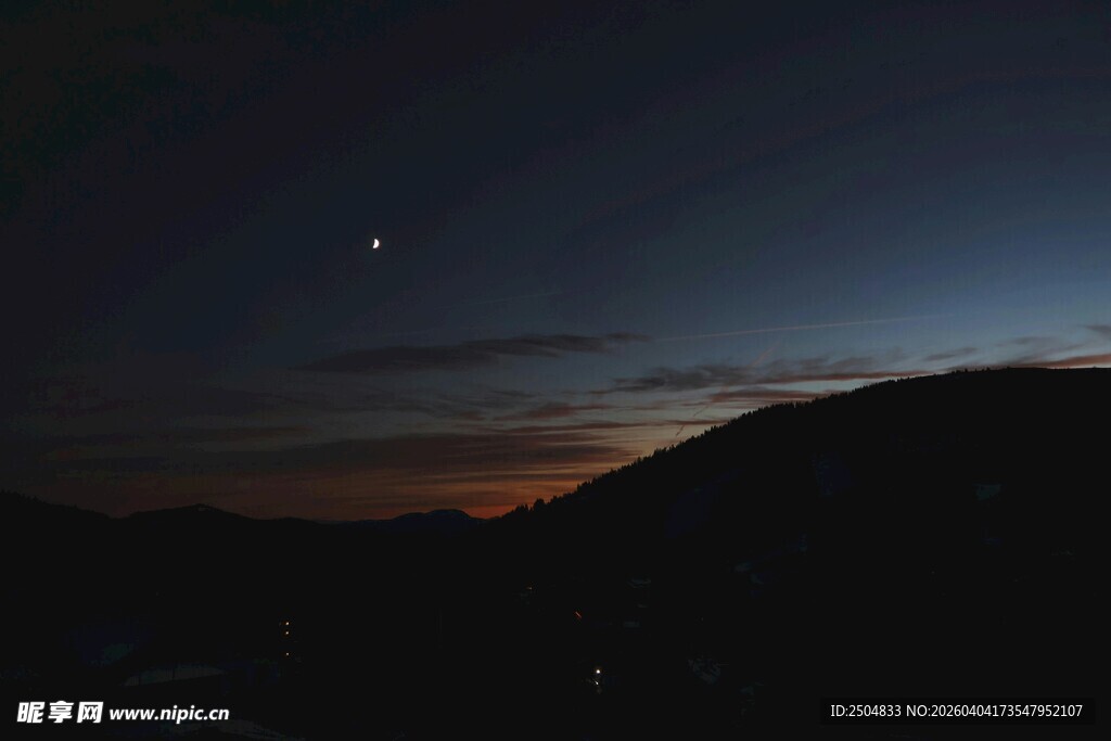 夜幕下的山峦与天际星辰