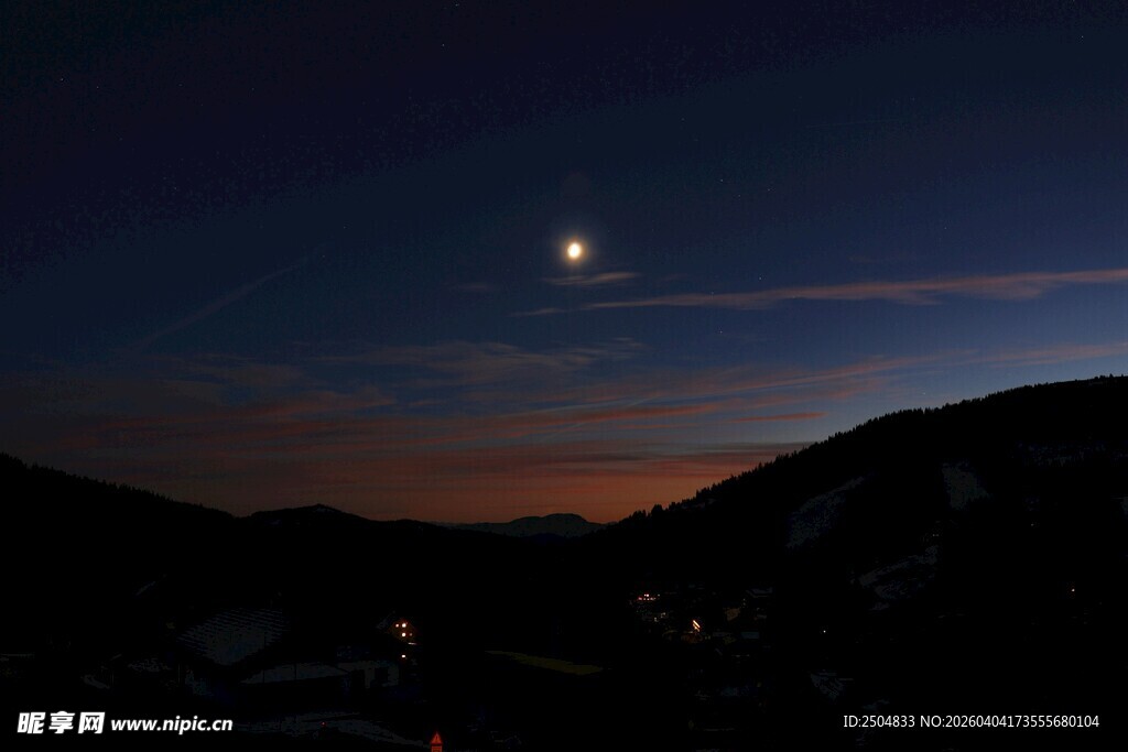 夜幕下的山景与天际月色