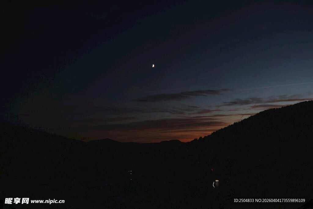 夜幕下的山峦与天际星光