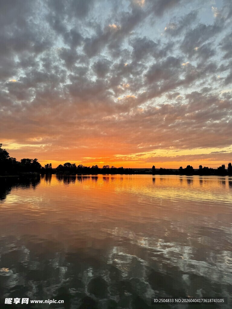 湖畔绝美日落倒影景观