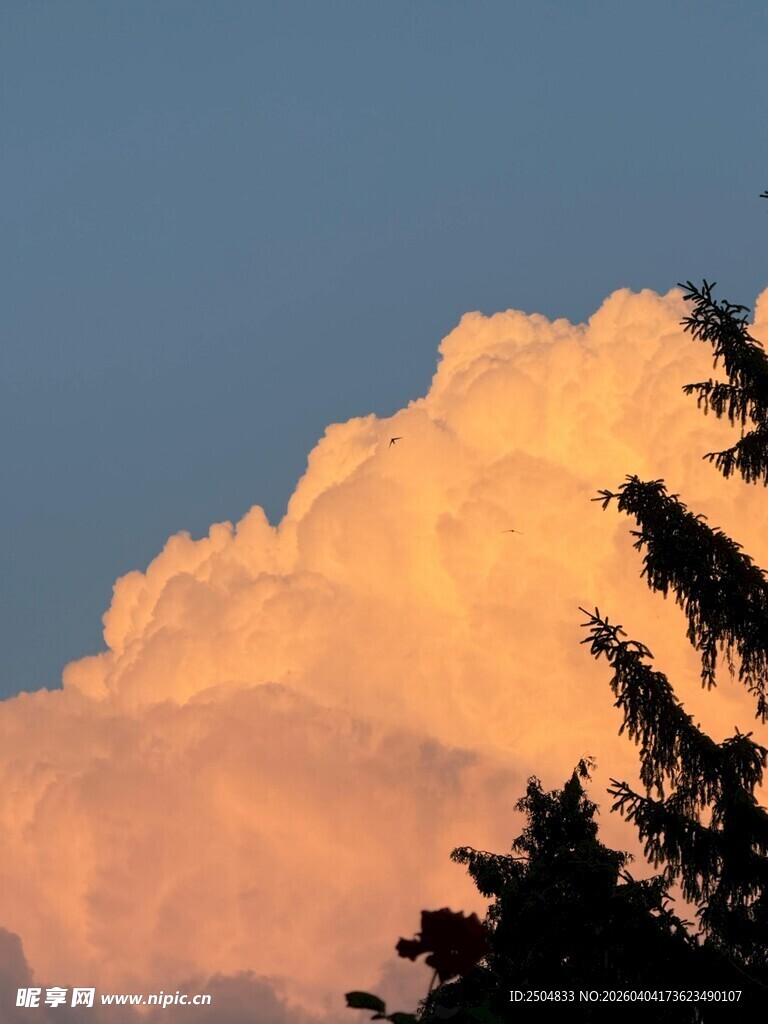 夕阳下的绚烂云朵