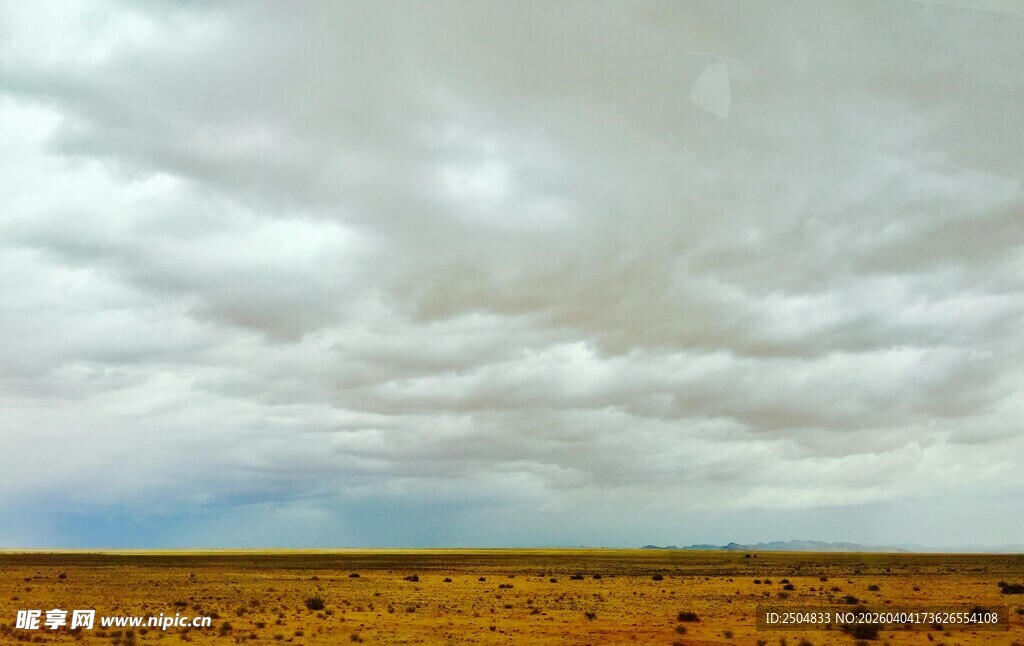 广袤草原上的多云天空
