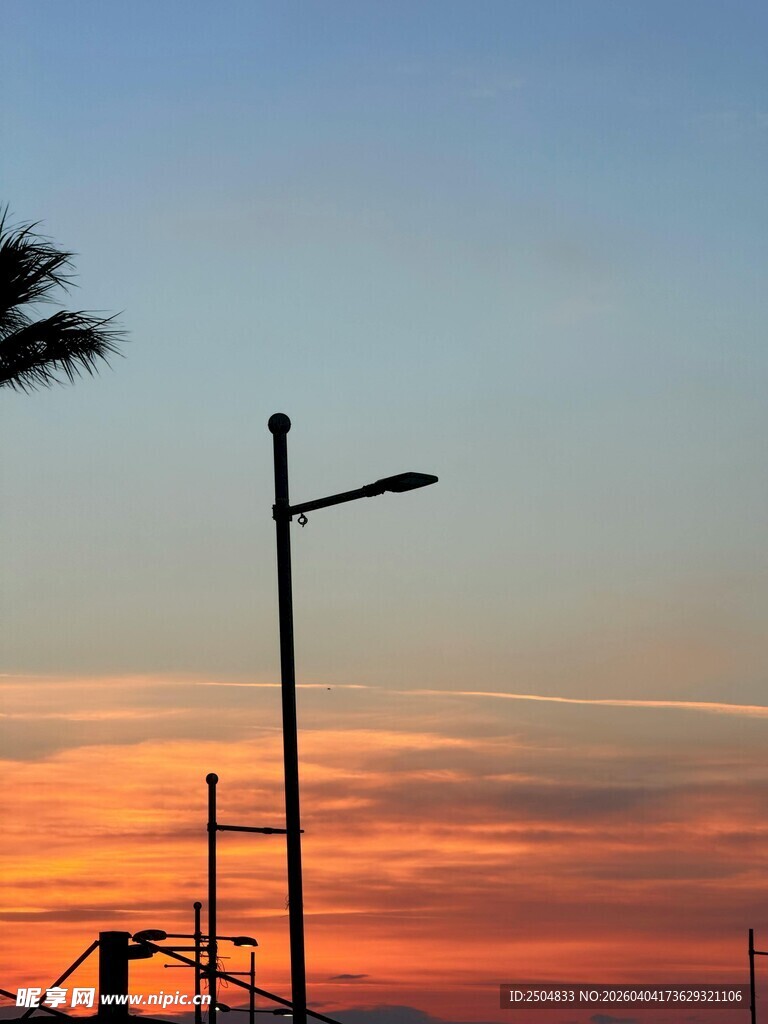 夕阳下的路灯与天际美景