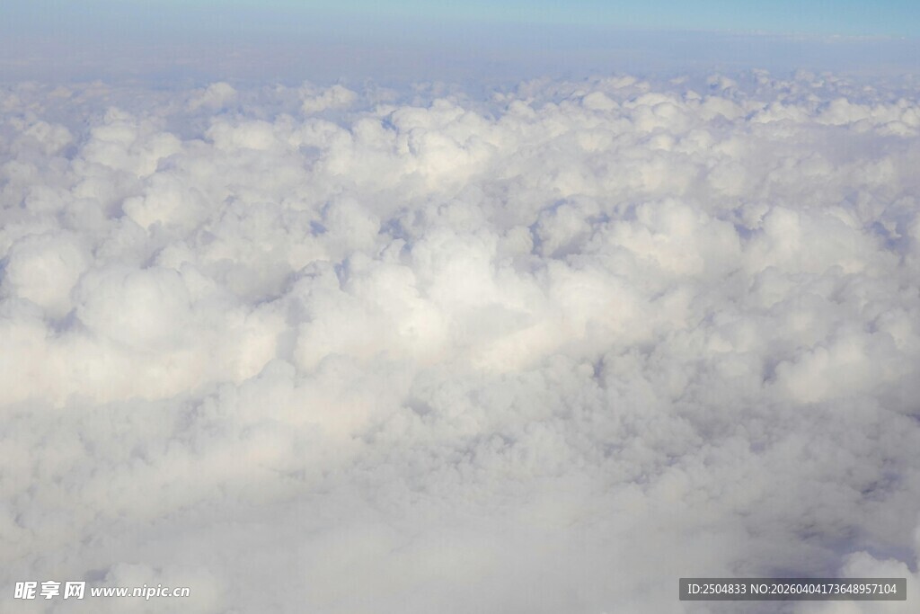 高空俯瞰蓬松云海
