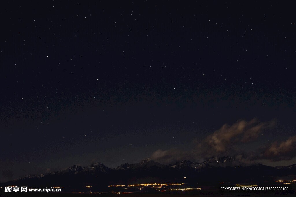 夜幕下的城市与远方云朵