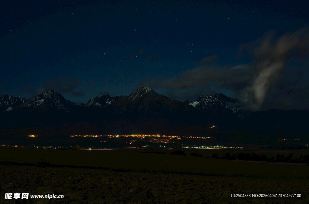 夜幕下的山峦与城镇景观