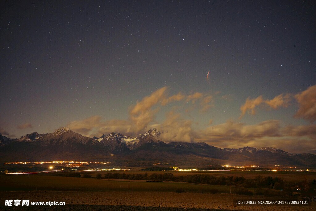 夜幕下的城市与远山景色