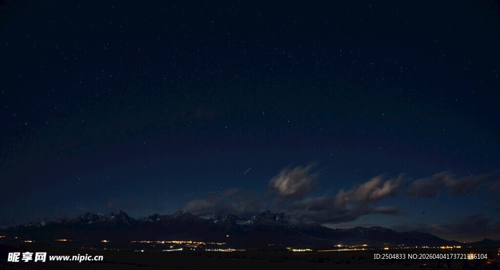 夜幕下的城市与朦胧月亮