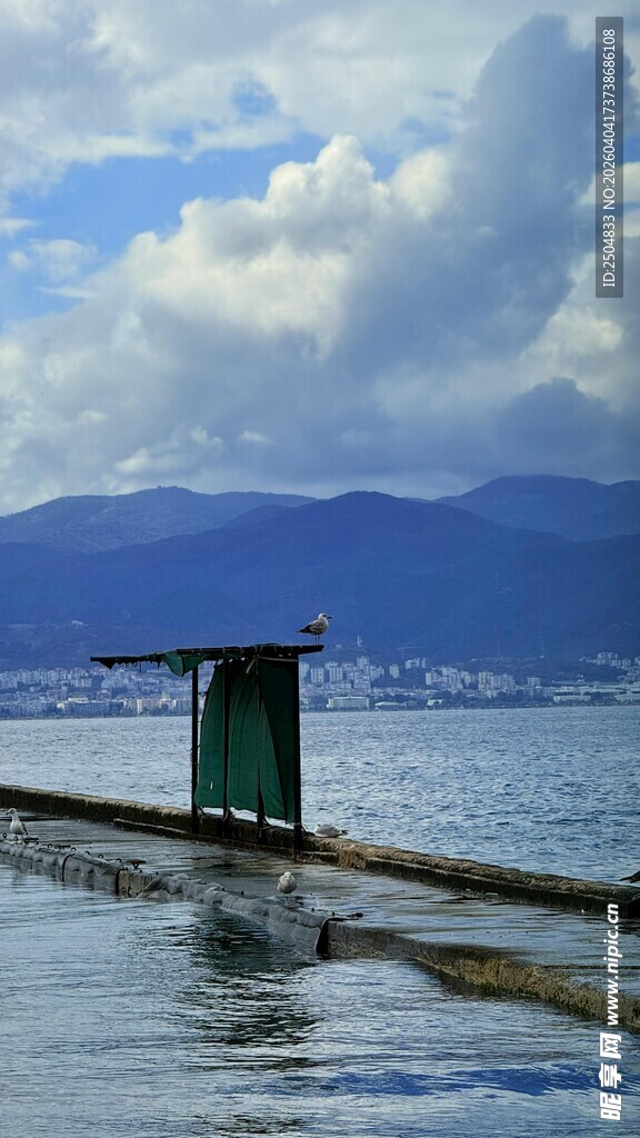 湖畔栈桥小屋 山水景致