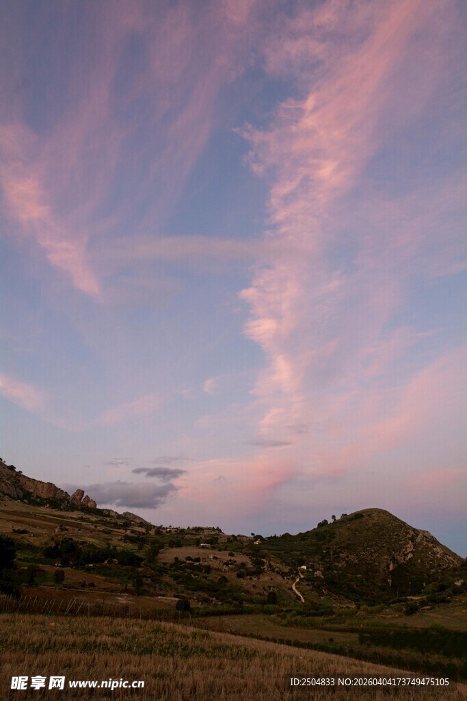 黄昏时分山峦与绚丽云彩