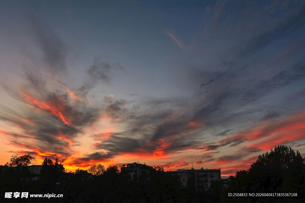 绚丽晚霞下的城市天际线