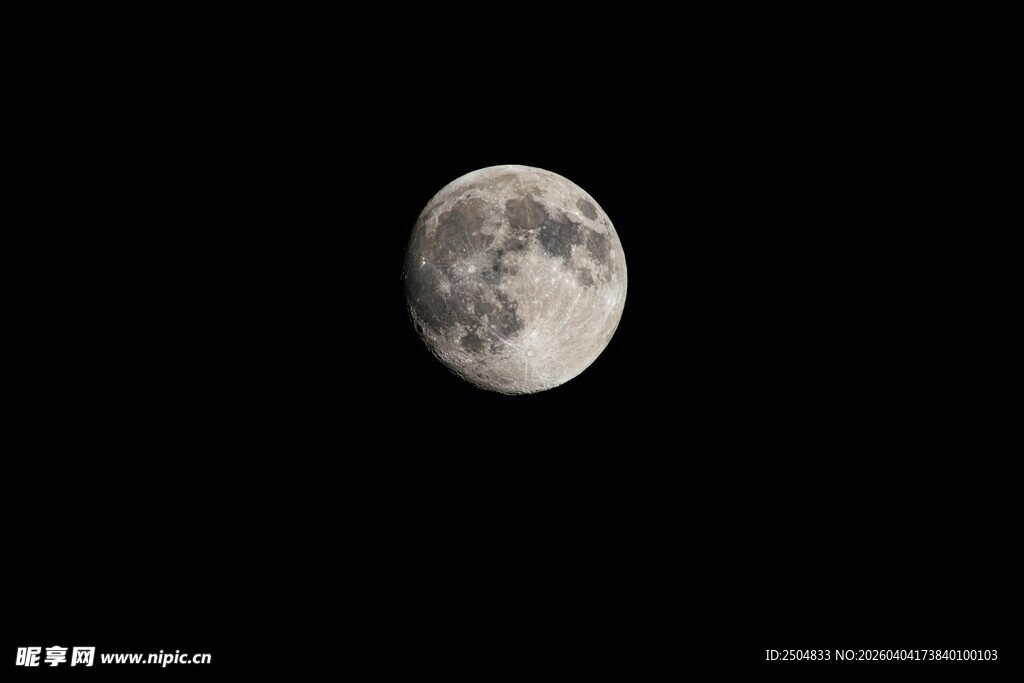 夜空中的皎洁月亮