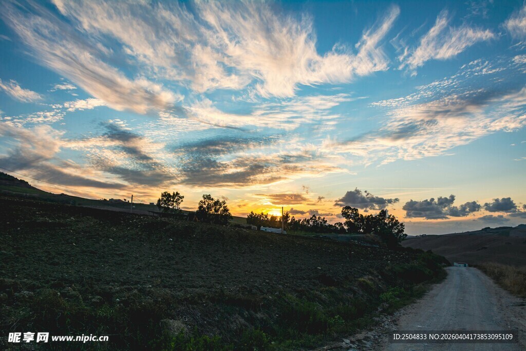 黄昏乡间小路与绚丽天空
