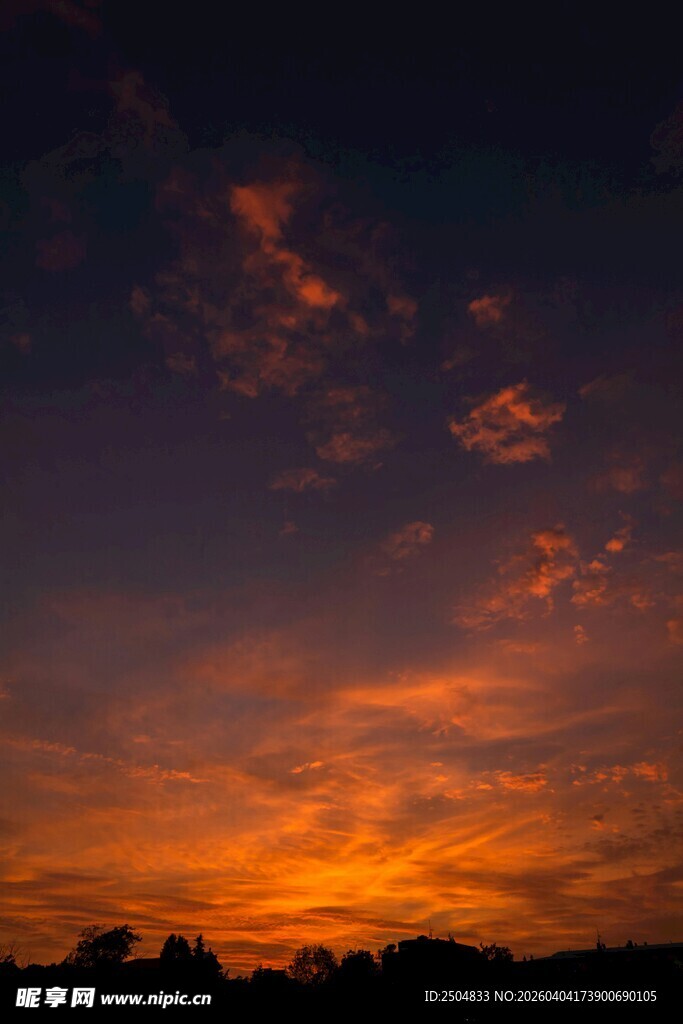 绚丽晚霞中的天空美景