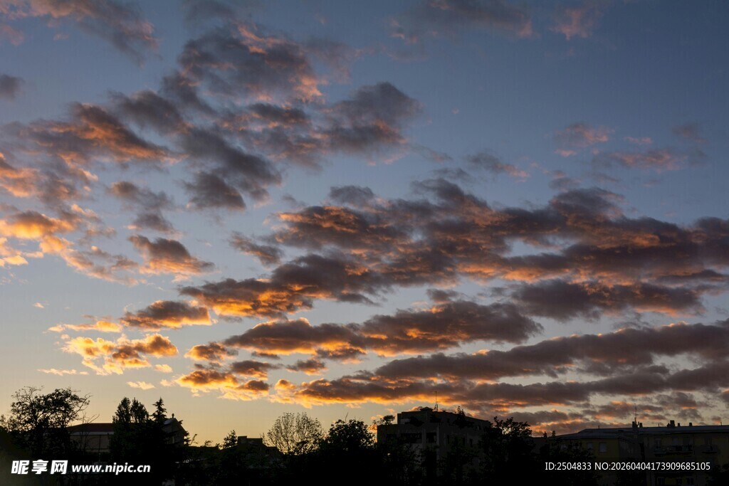 夕阳下的绚丽云彩
