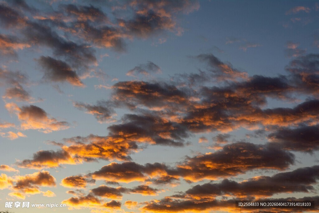 夕阳下的绚烂云霞