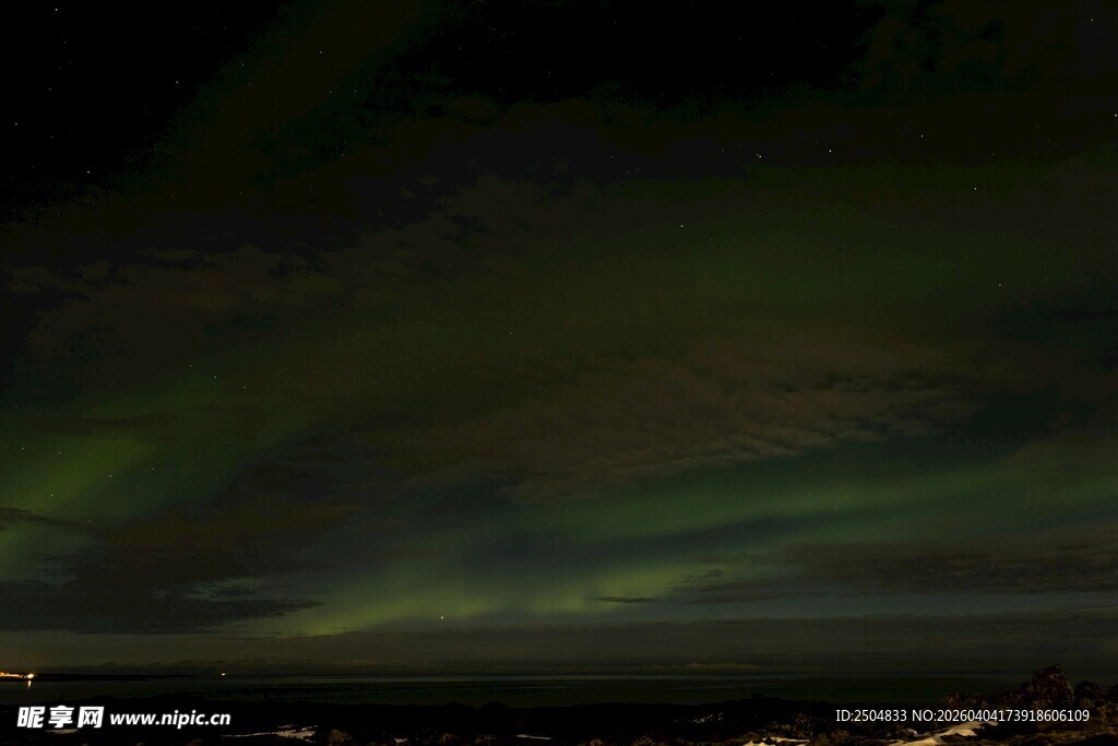 夜空中绚烂的极光景象