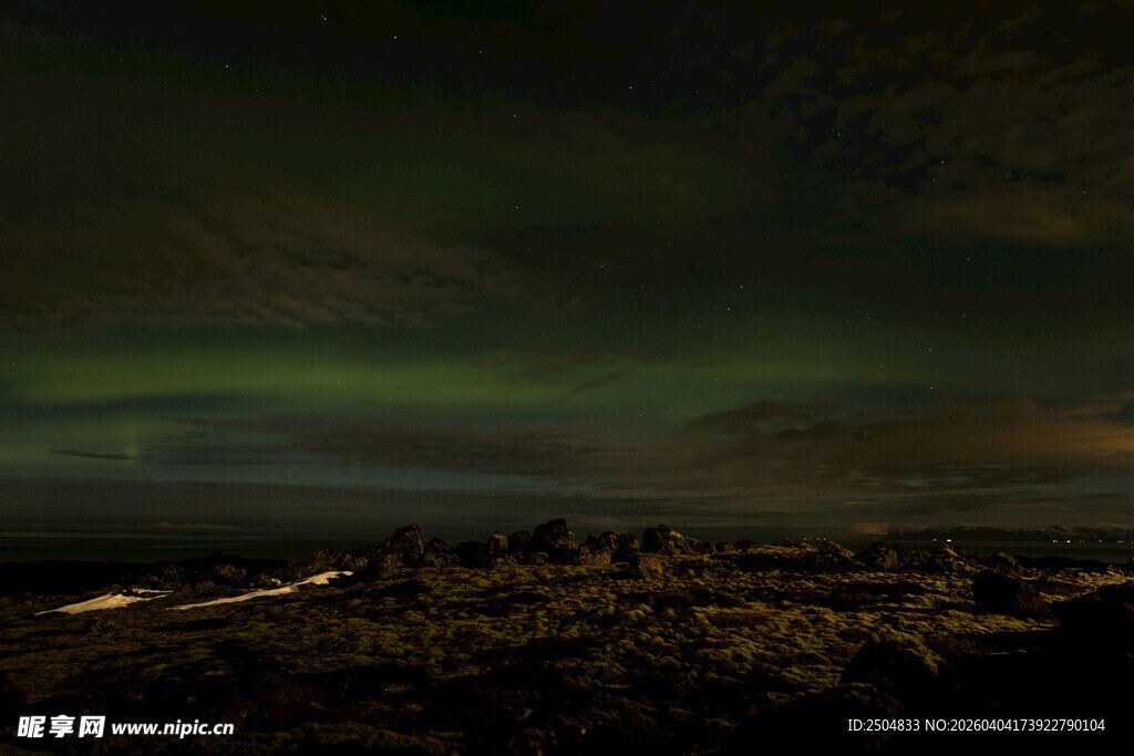 夜空中的绚丽极光景观