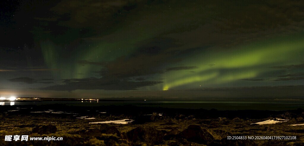 夜空中绚烂的绿色极光