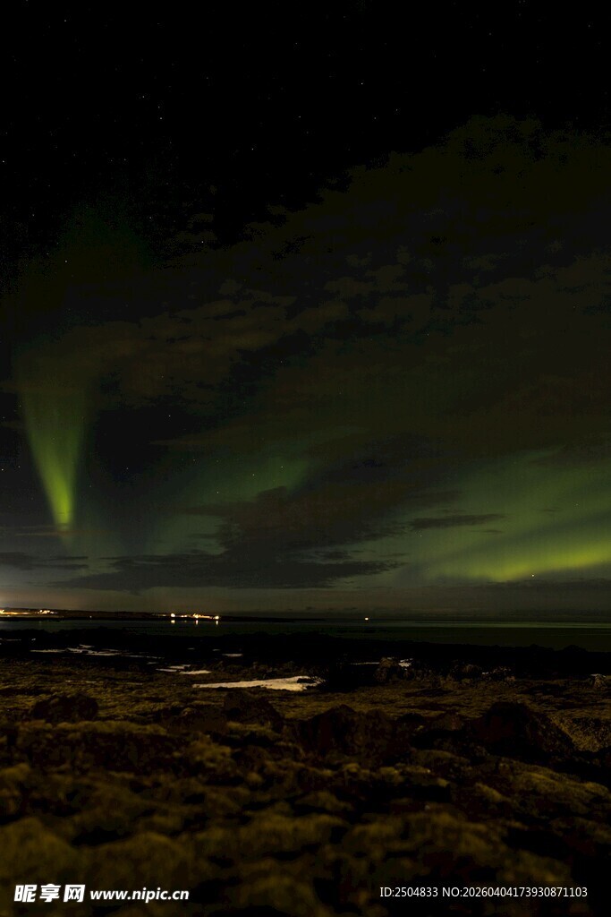 夜空中的绚丽极光