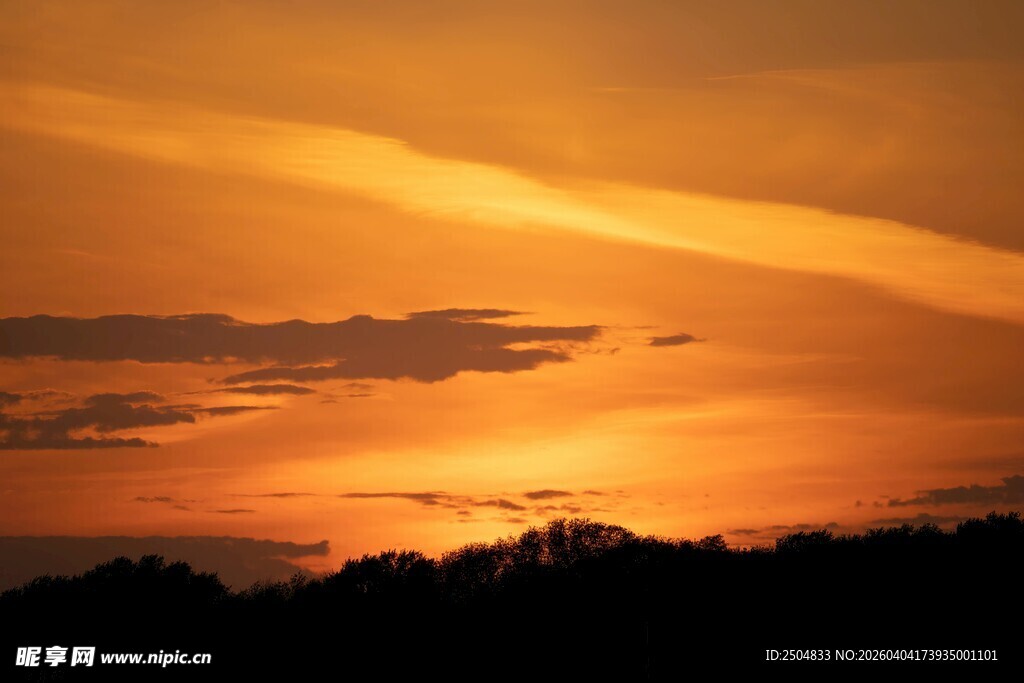 夕阳下的天空与山峦美景