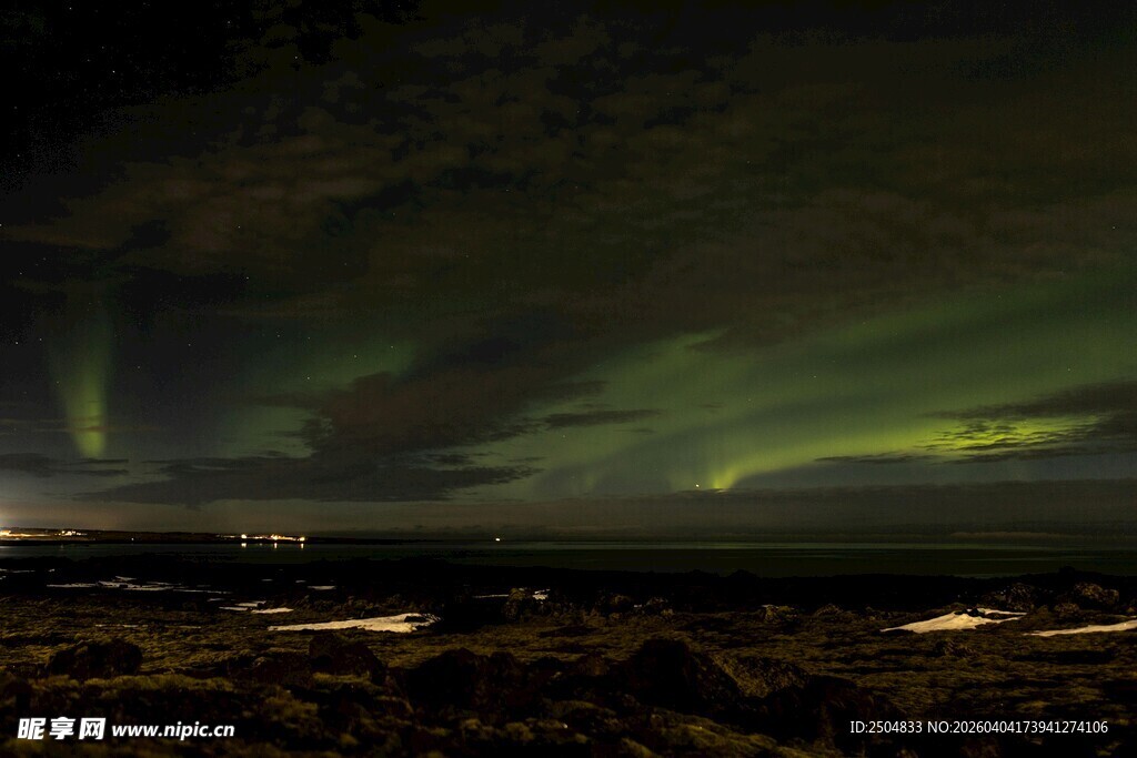 夜空中的绚丽极光景观