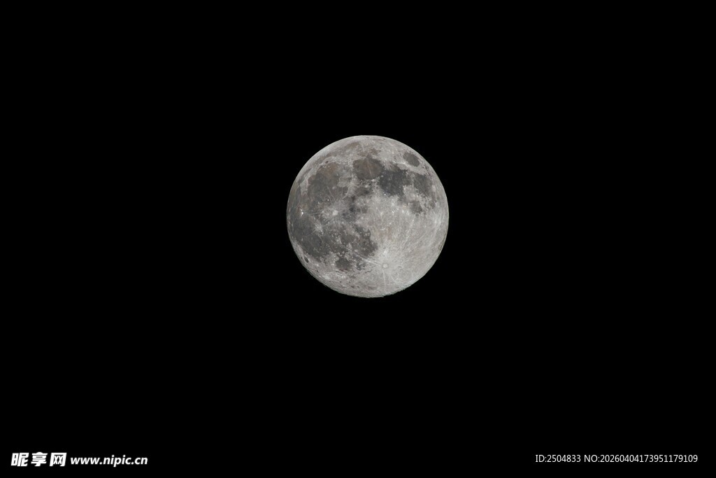 夜空中的皎洁满月