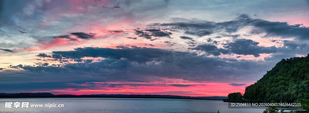 湖畔绚丽晚霞风景