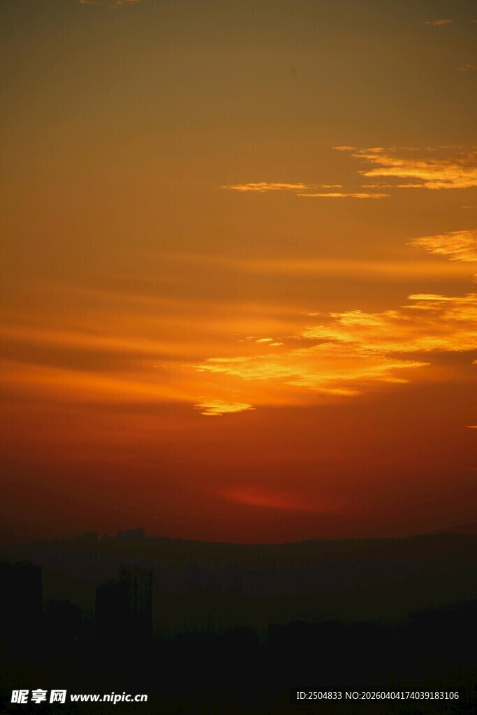 夕阳西下的城市天际线