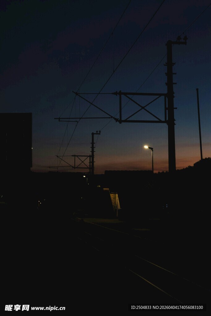 夜幕下的铁路与孤独身影