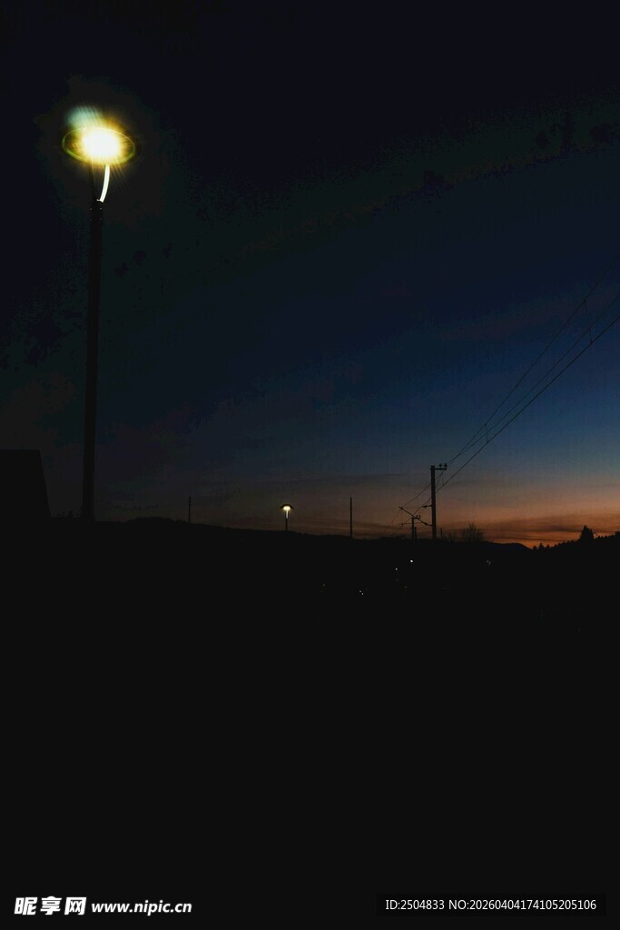 夜幕下的路灯与天边微光