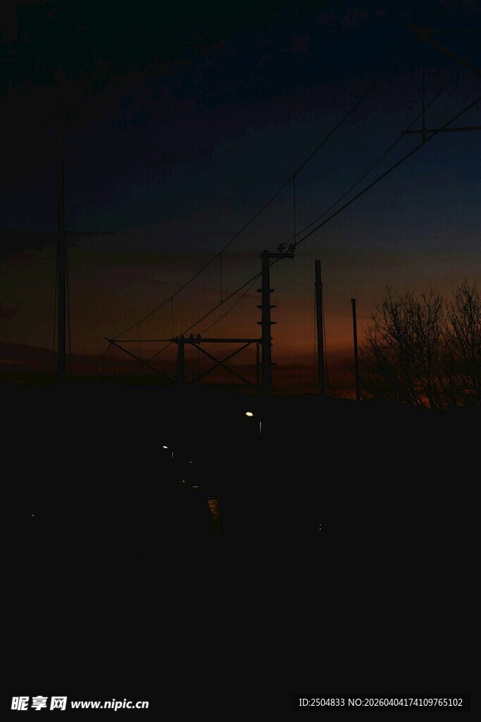 黄昏下的户外景象