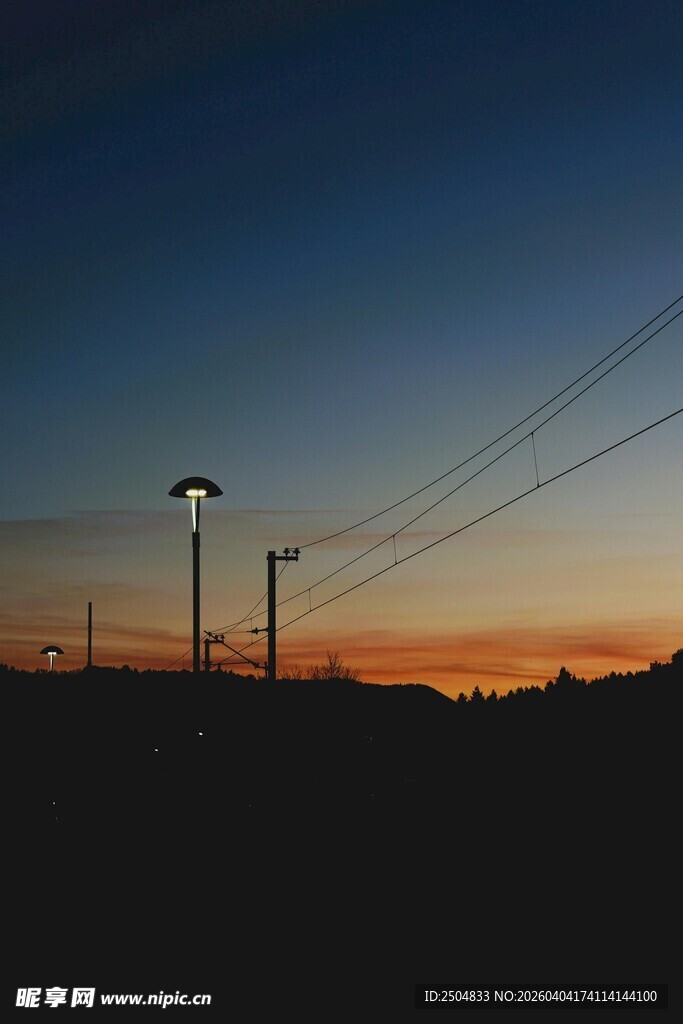 黄昏下的电线杆与电线