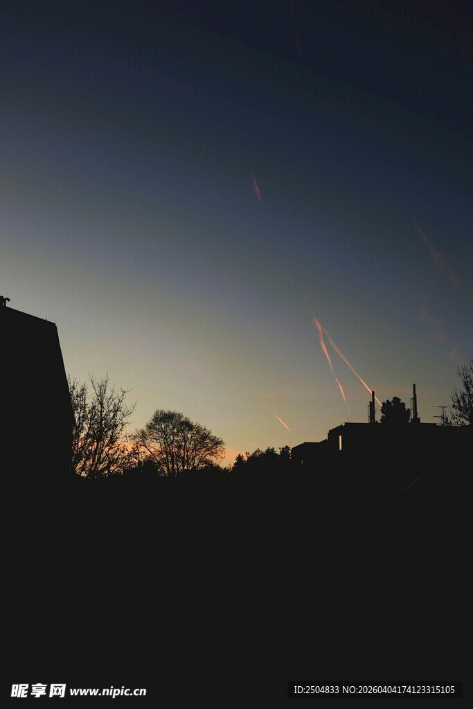 黄昏下的城市建筑剪影