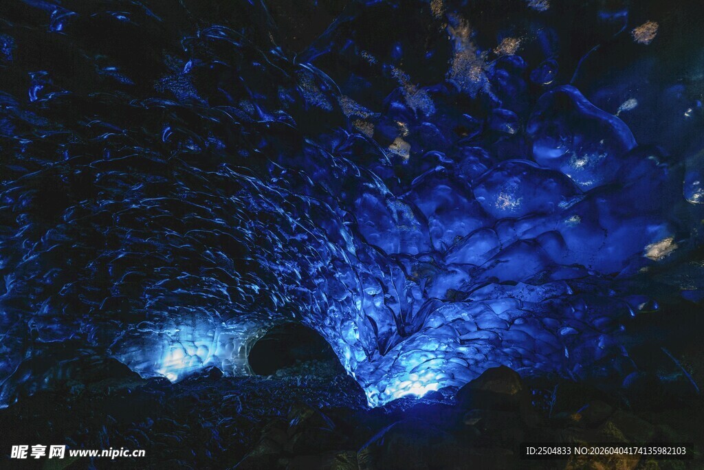 梦幻蓝色洞穴景观