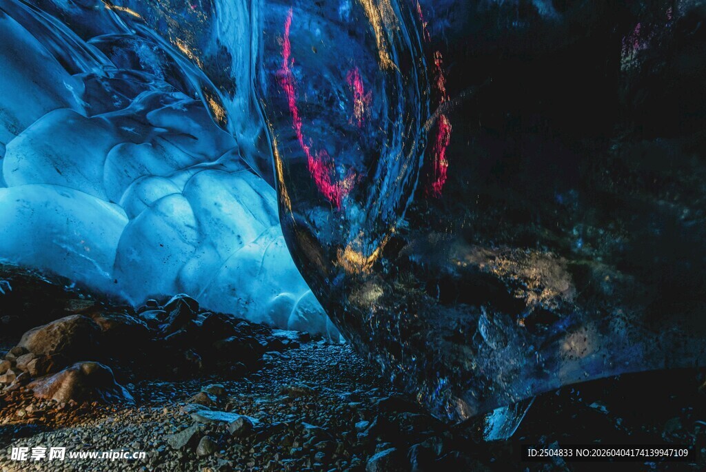 梦幻蓝冰洞奇幻景象