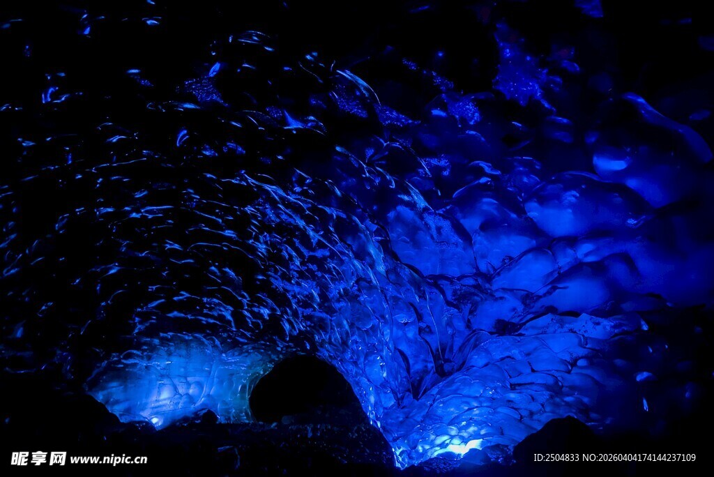 梦幻蓝色洞穴景观