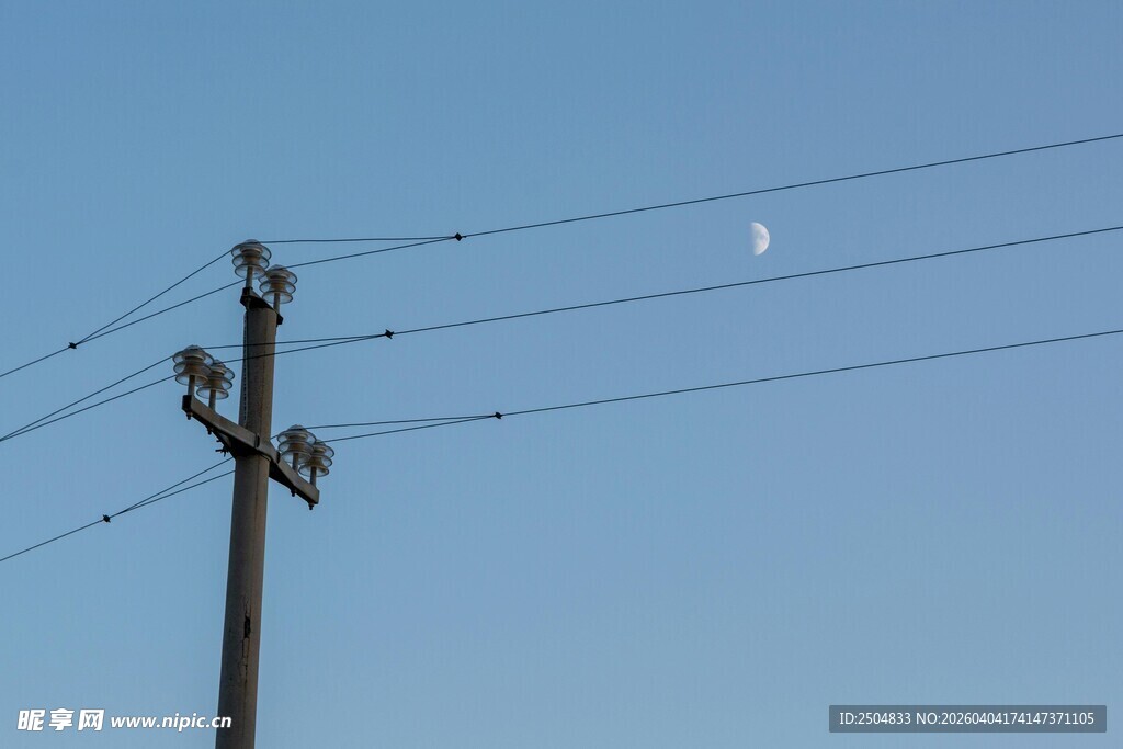 蓝天中的电线杆与电线