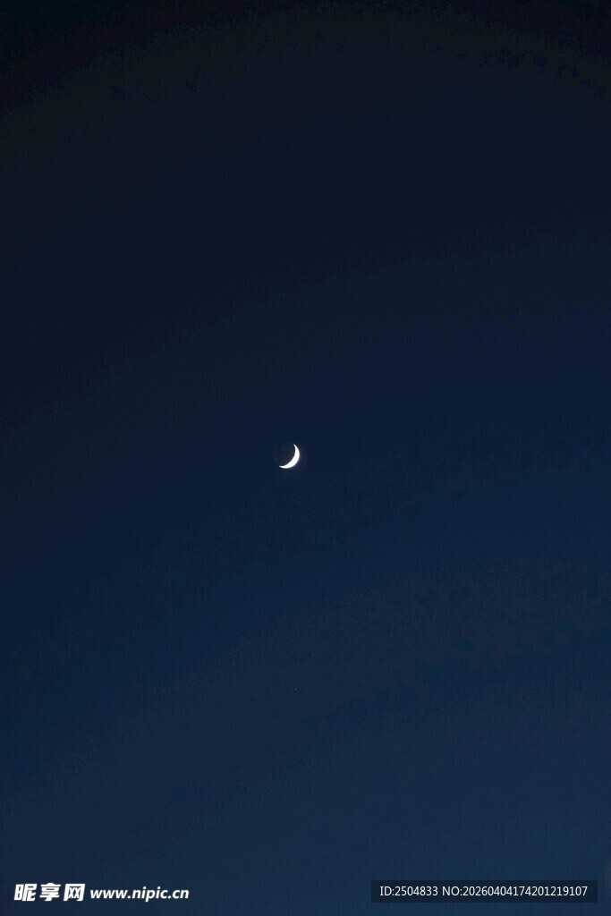 夜空中的弯弯新月