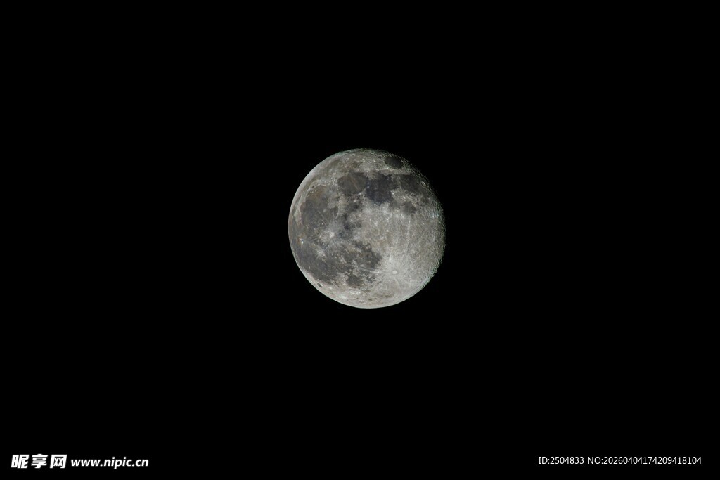 夜空中的皎洁明月