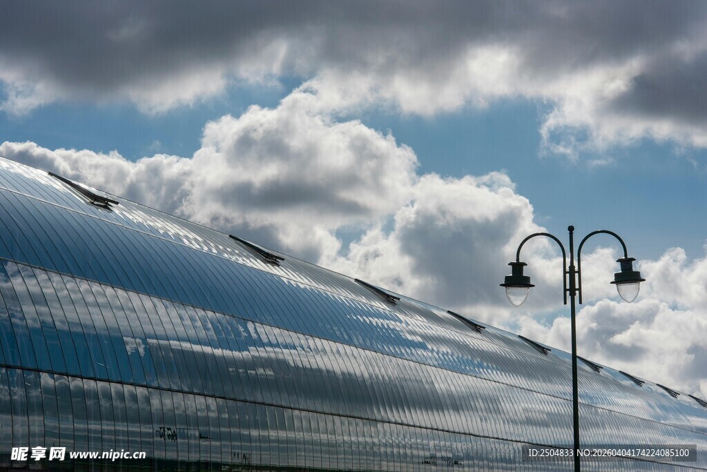 高铁与路灯映衬蓝天白云